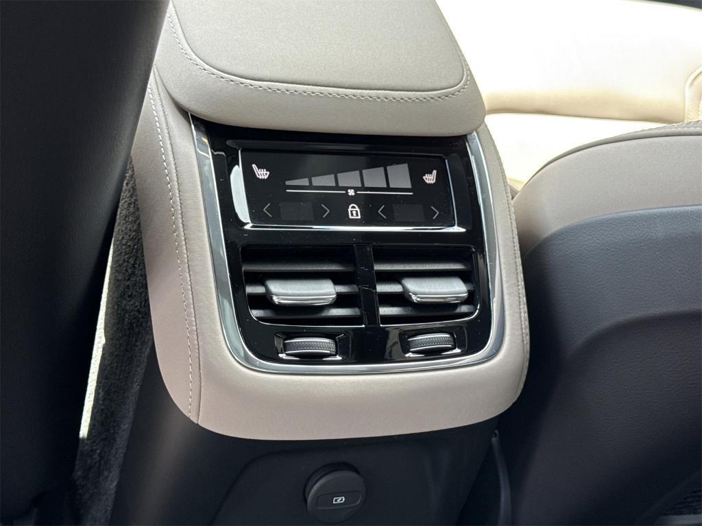 new 2025 Volvo XC90 Plug-In Hybrid car