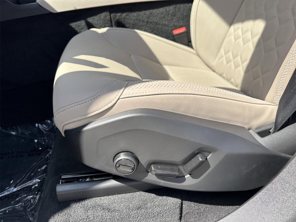 new 2025 Volvo XC90 Plug-In Hybrid car