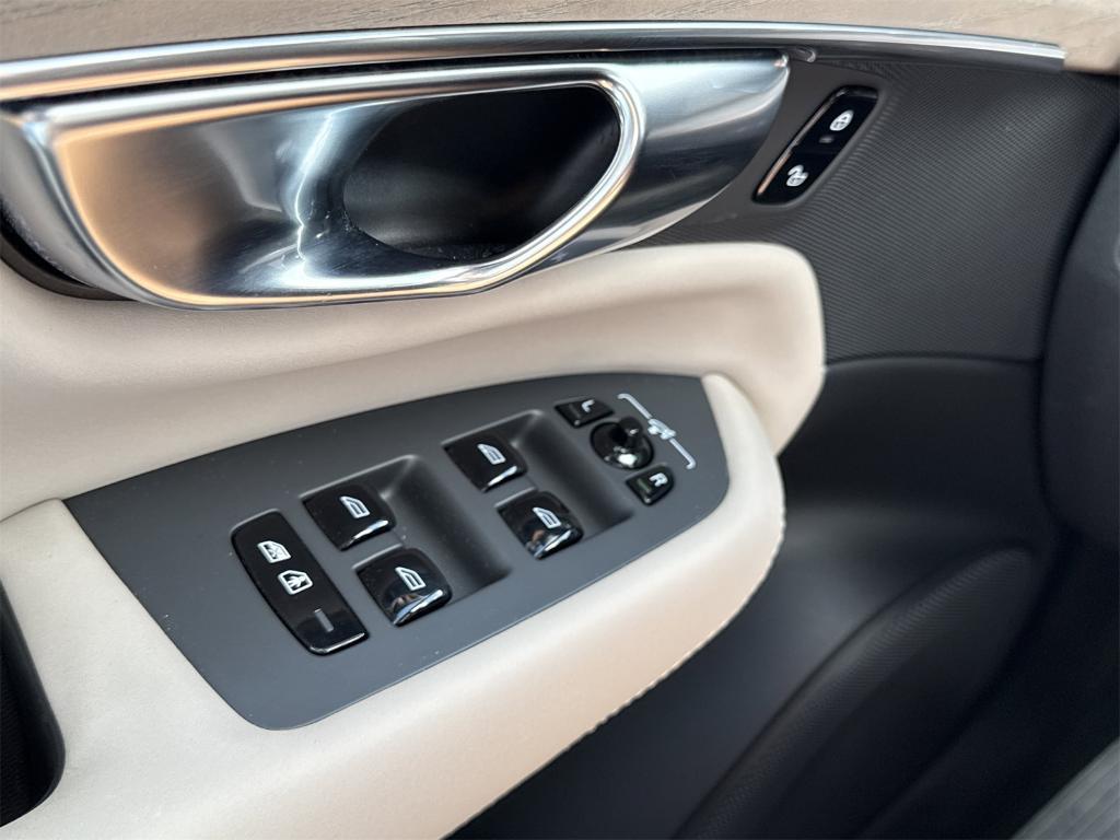 new 2025 Volvo XC90 Plug-In Hybrid car