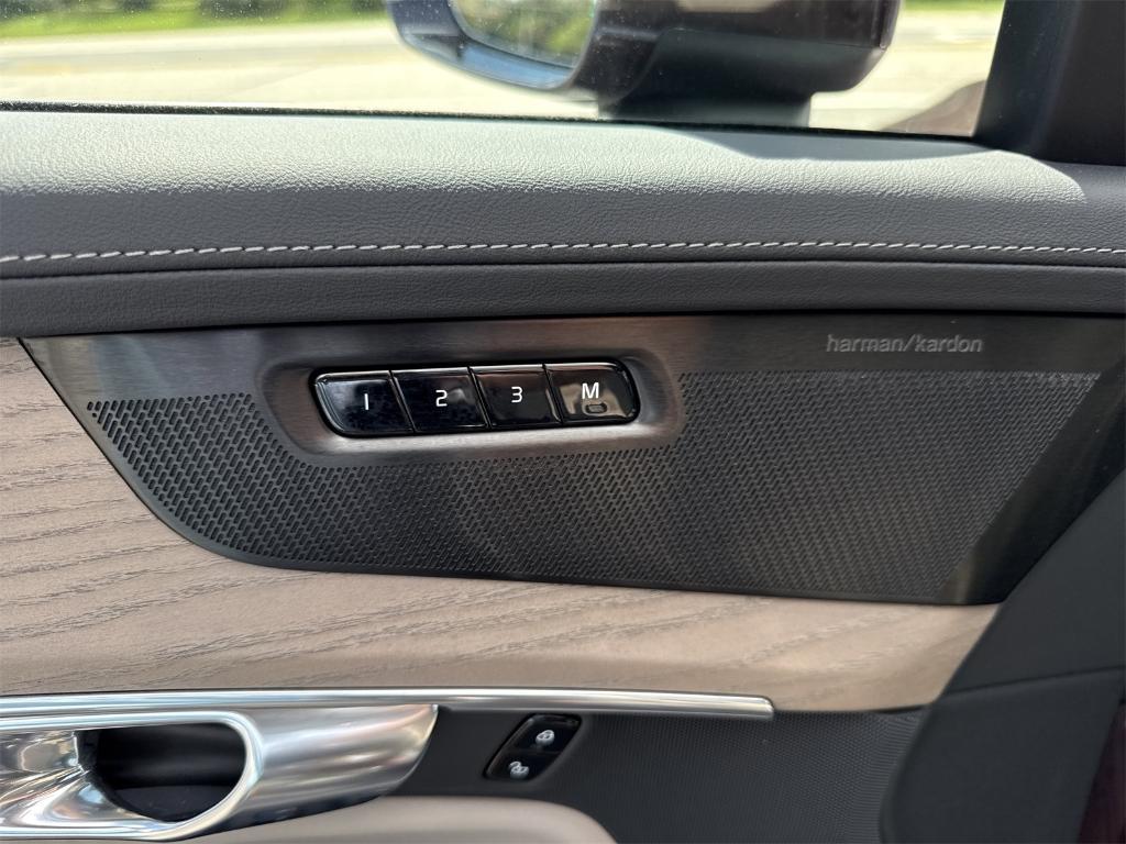 new 2025 Volvo XC90 Plug-In Hybrid car