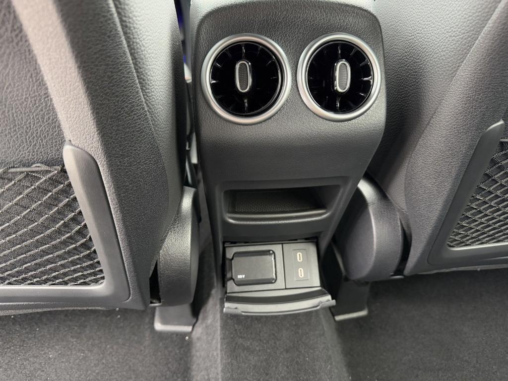 new 2025 Mercedes-Benz GLB 250 car