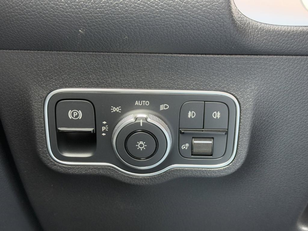 new 2025 Mercedes-Benz GLB 250 car