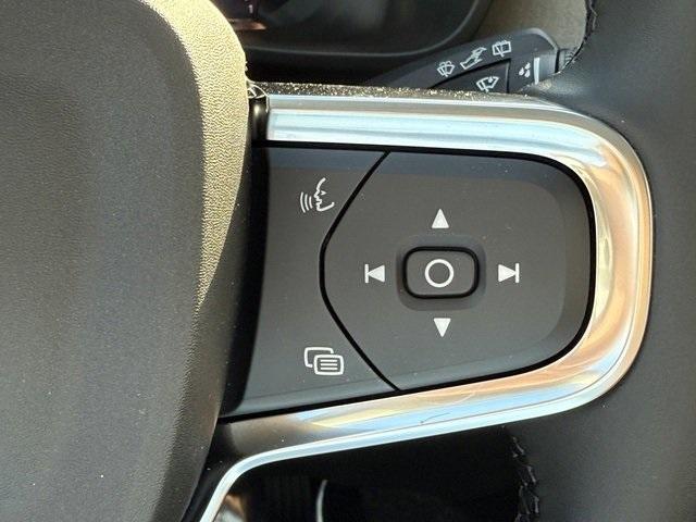 new 2025 Volvo XC40 car