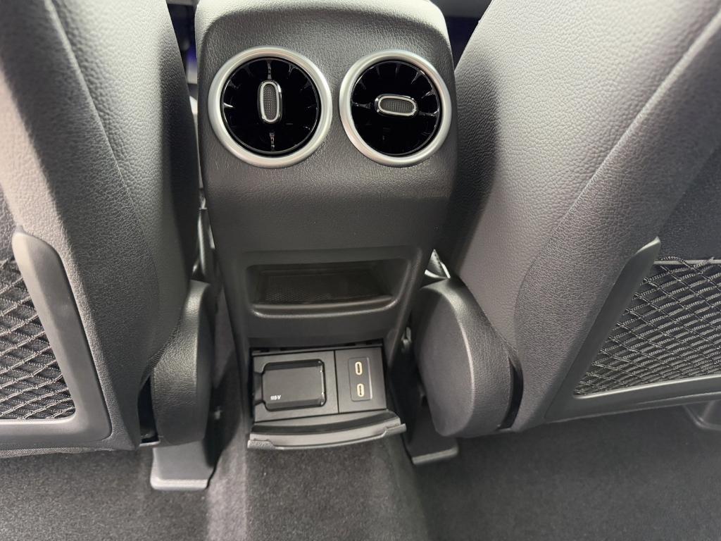 new 2025 Mercedes-Benz GLB 250 car