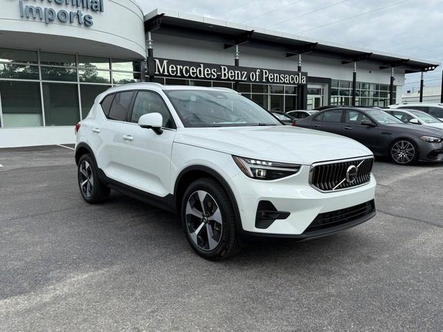 new 2025 Volvo XC40 car