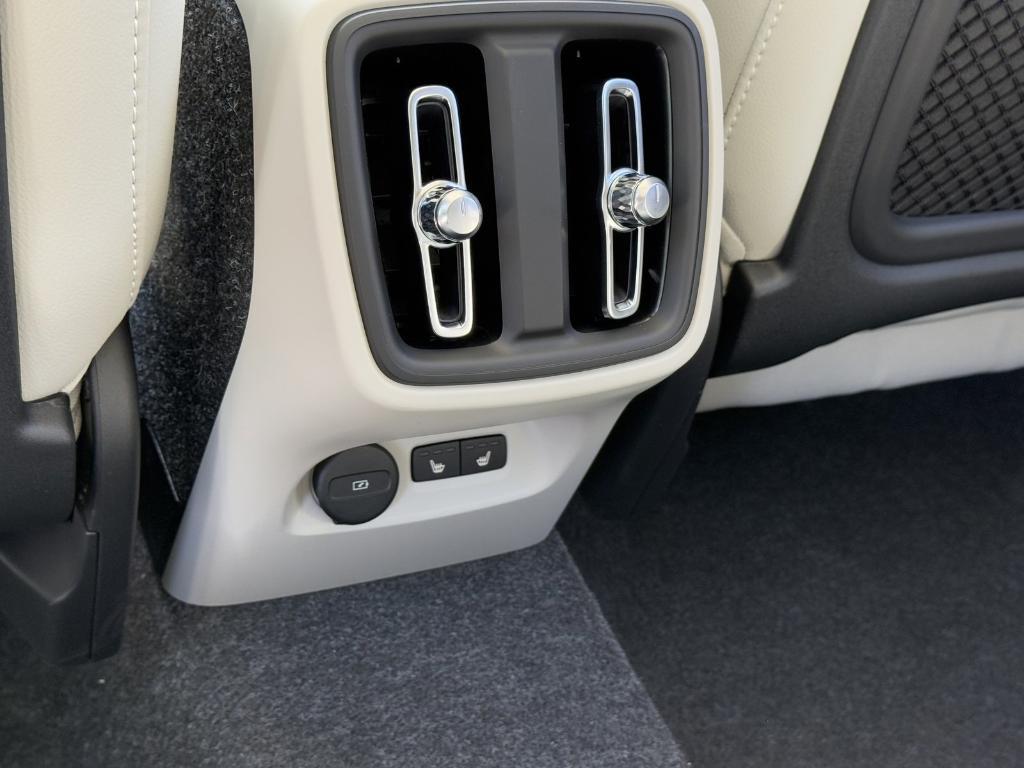 new 2025 Volvo XC40 car
