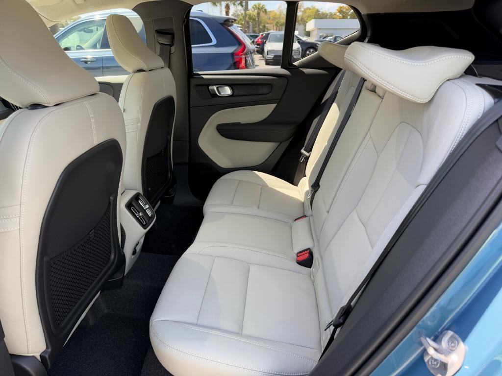 new 2025 Volvo XC40 car
