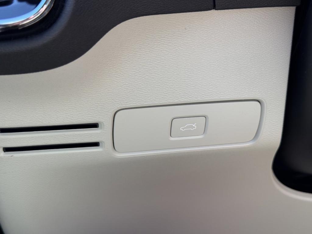 new 2025 Volvo XC40 car