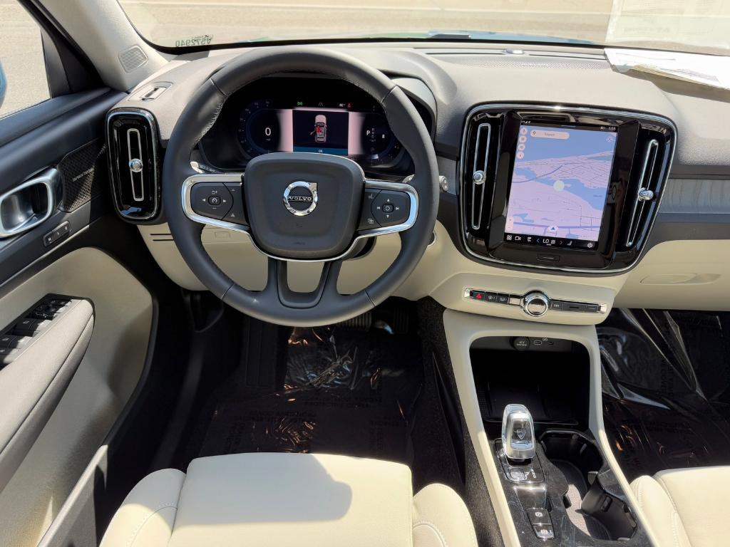 new 2025 Volvo XC40 car