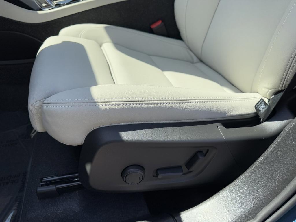 new 2025 Volvo XC40 car