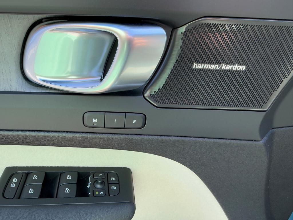 new 2025 Volvo XC40 car