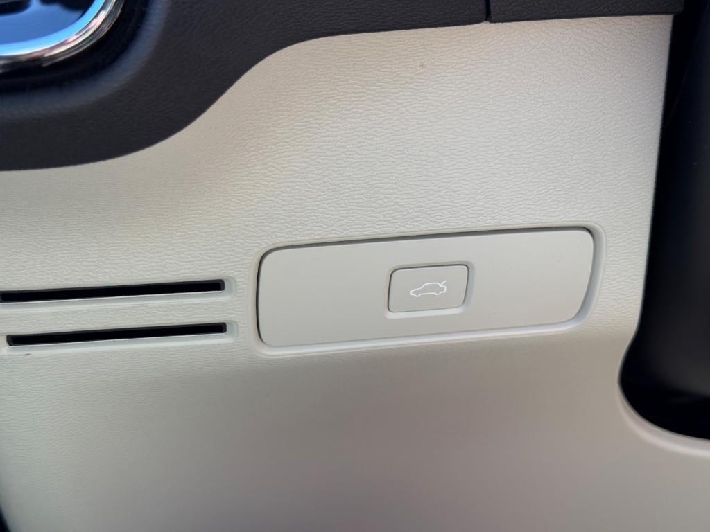 new 2025 Volvo XC40 car