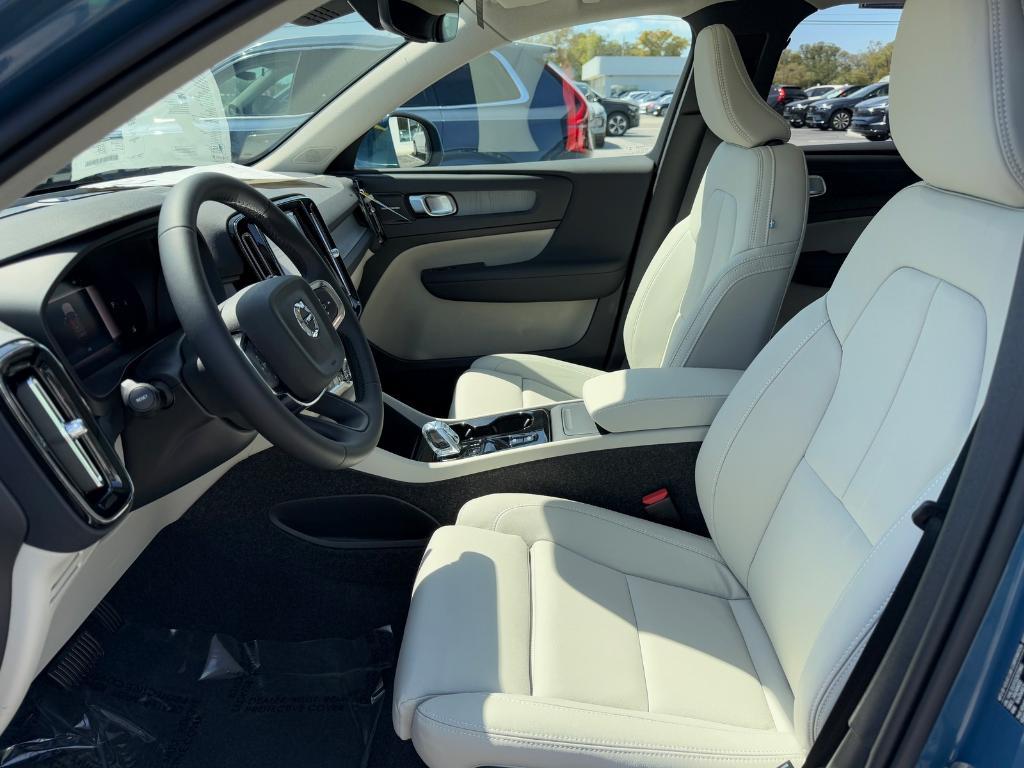 new 2025 Volvo XC40 car