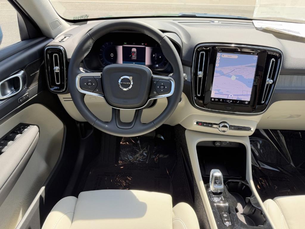 new 2025 Volvo XC40 car
