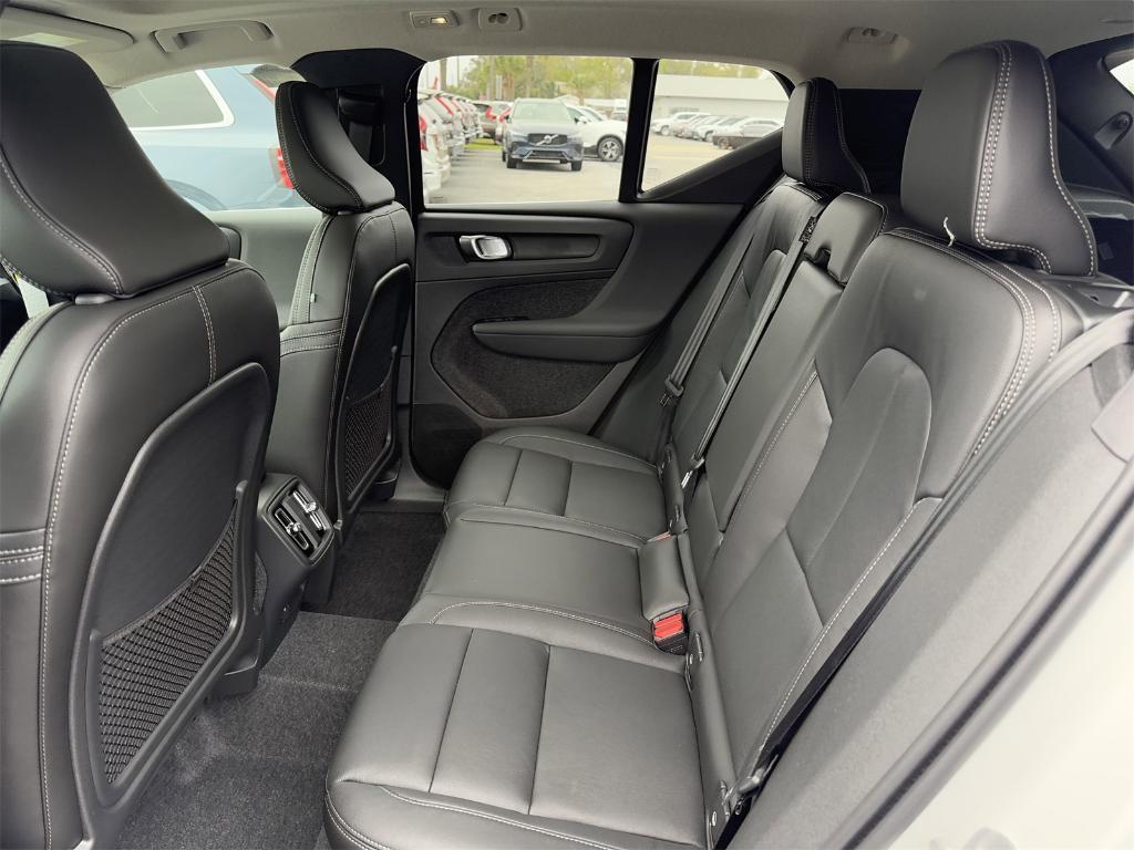 new 2025 Volvo XC40 car