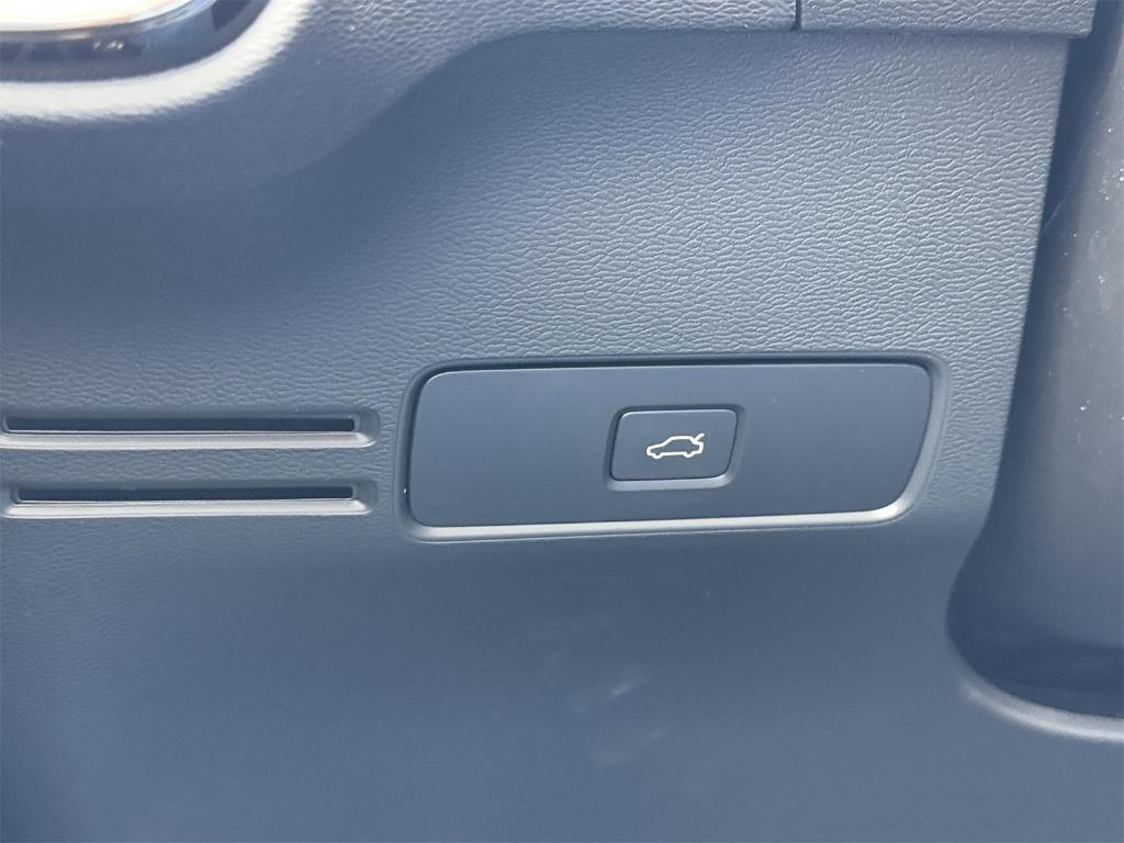 new 2025 Volvo XC40 car