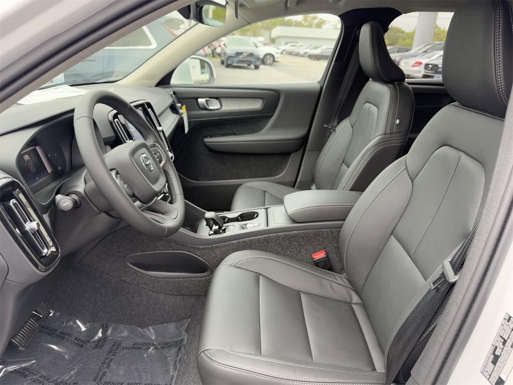 new 2025 Volvo XC40 car