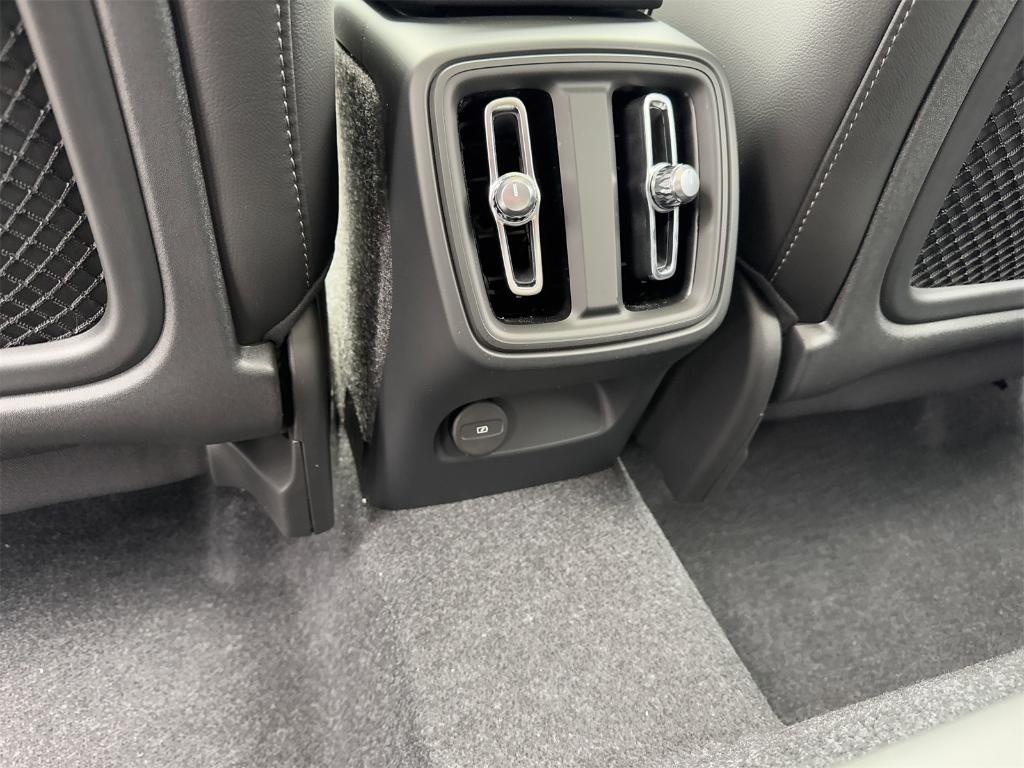 new 2025 Volvo XC40 car