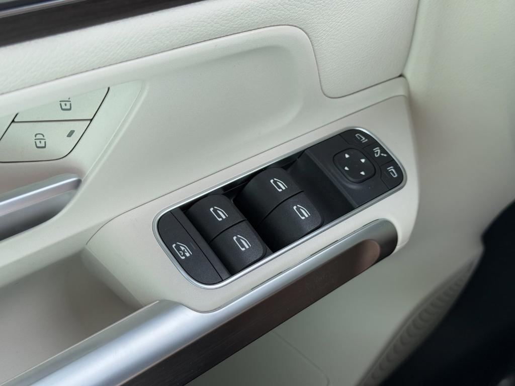 new 2025 Mercedes-Benz GLB 250 car