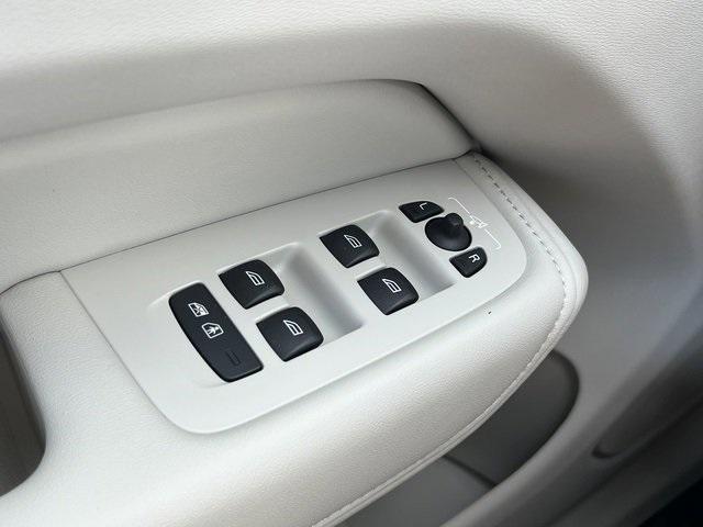 new 2025 Volvo XC60 Plug-In Hybrid car