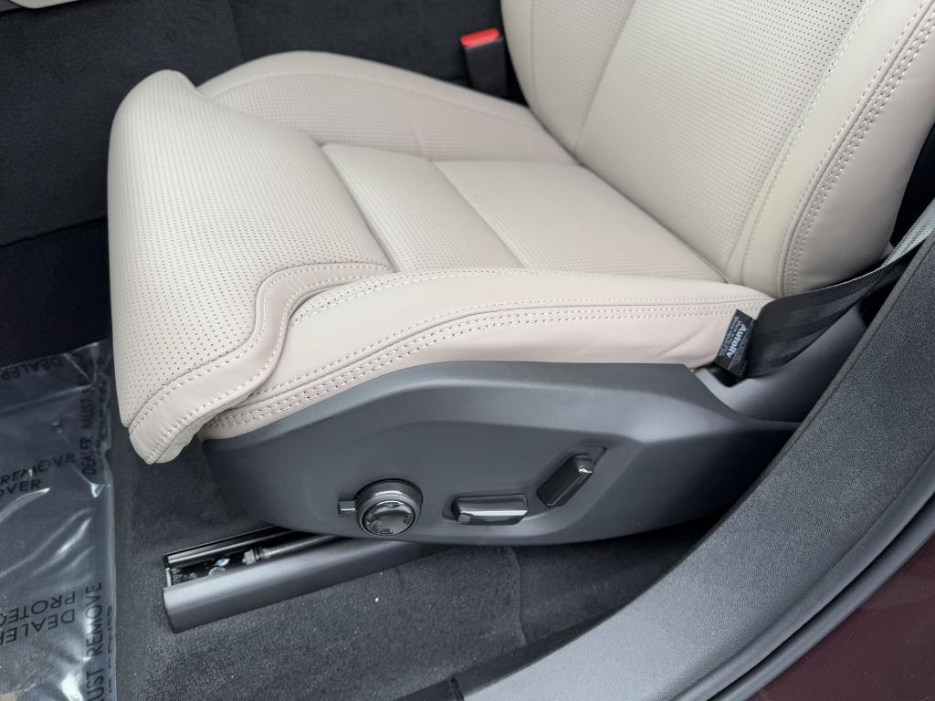 new 2025 Volvo XC90 Plug-In Hybrid car