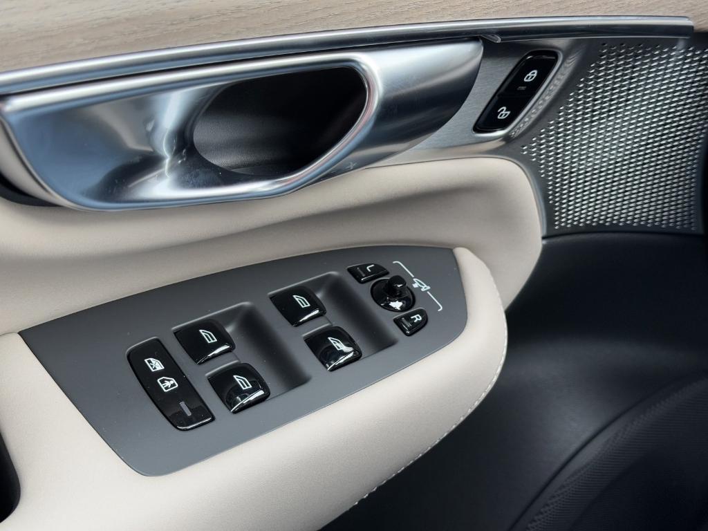 new 2025 Volvo XC90 Plug-In Hybrid car