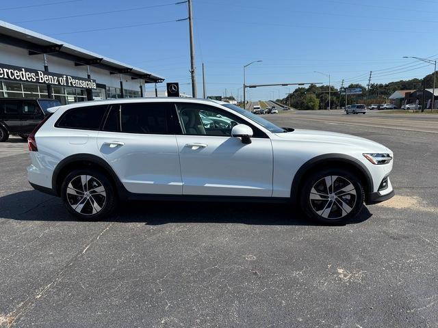 new 2025 Volvo V60 Cross Country car