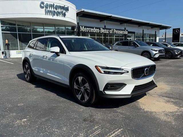 new 2025 Volvo V60 Cross Country car