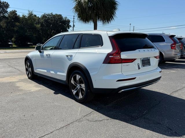 new 2025 Volvo V60 Cross Country car