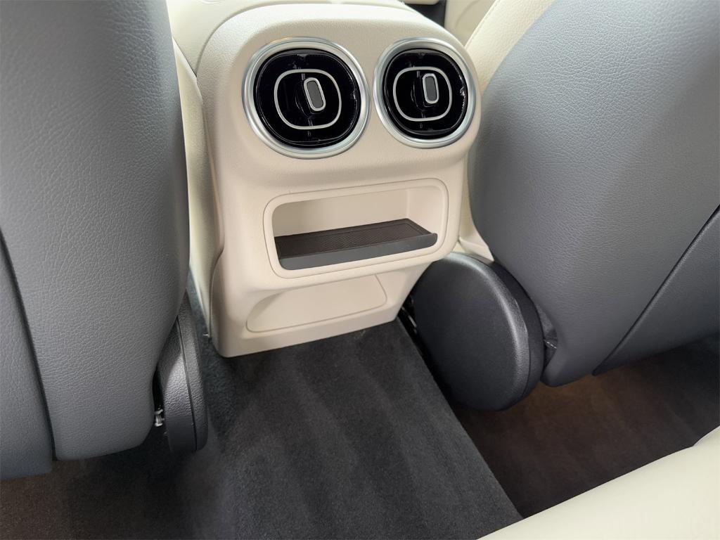 new 2025 Mercedes-Benz GLC 300 car