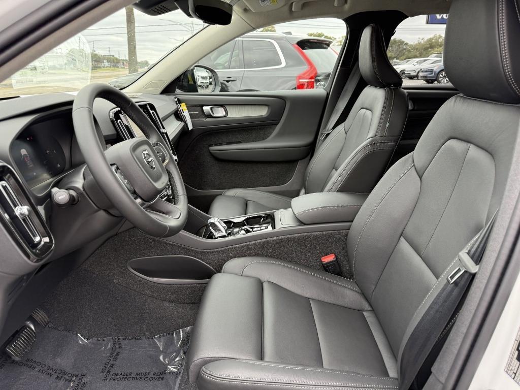 new 2025 Volvo XC40 car