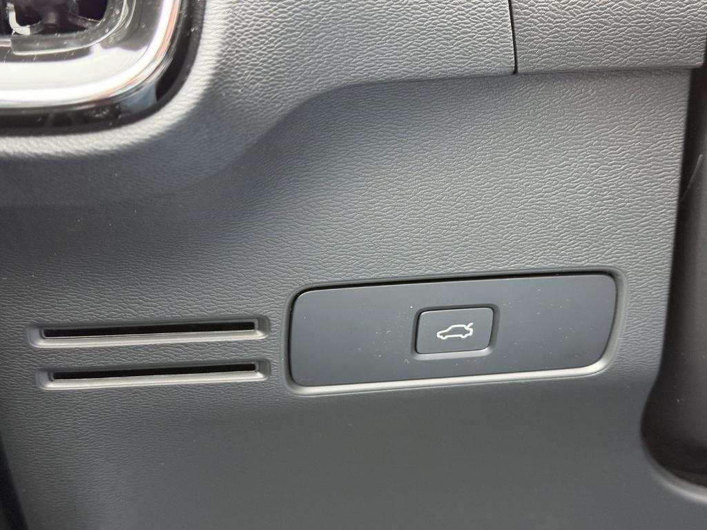 new 2025 Volvo XC40 car