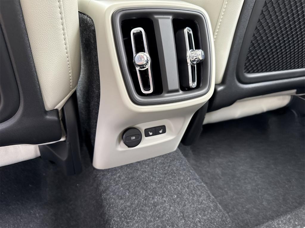 new 2026 Volvo XC40 car