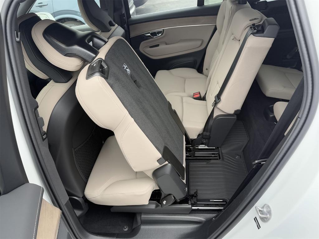 new 2025 Volvo XC90 Plug-In Hybrid car