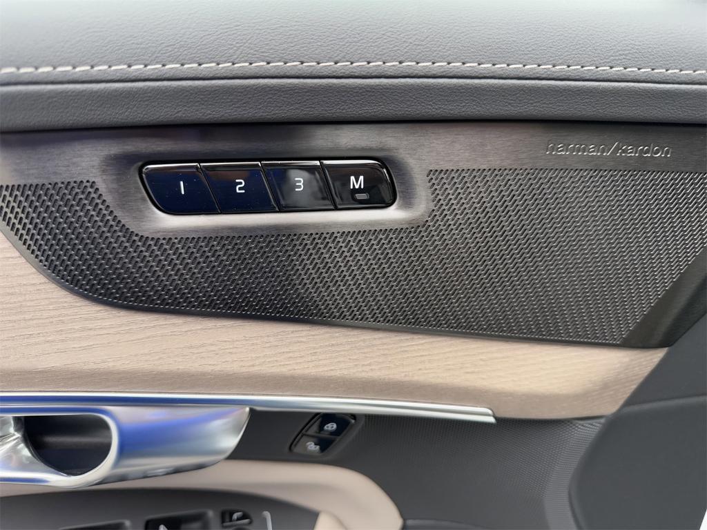 new 2025 Volvo XC90 Plug-In Hybrid car