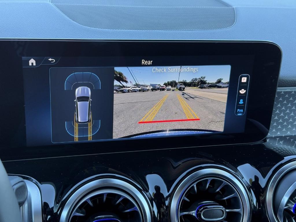 new 2024 Mercedes-Benz GLB 250 car