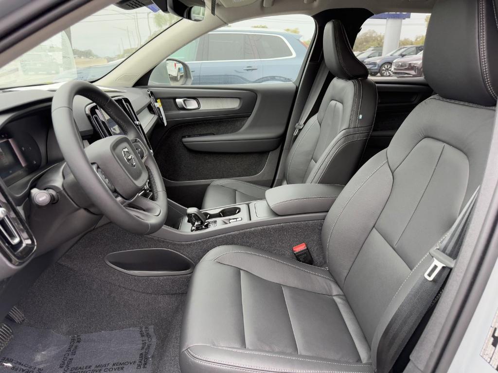 new 2025 Volvo XC40 car