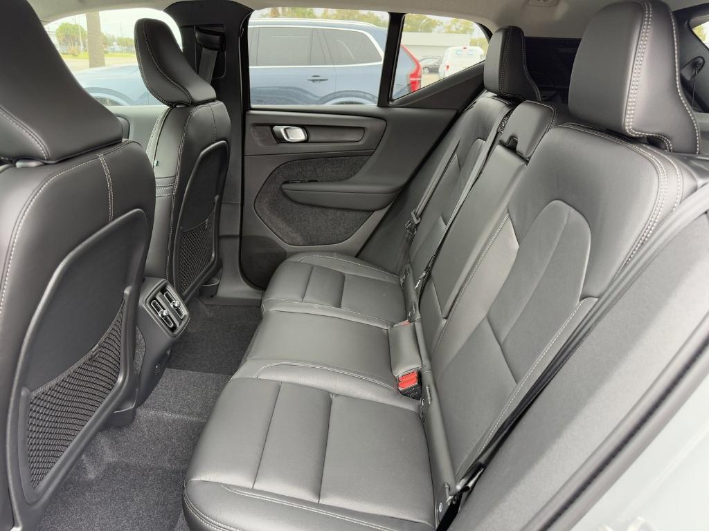 new 2025 Volvo XC40 car