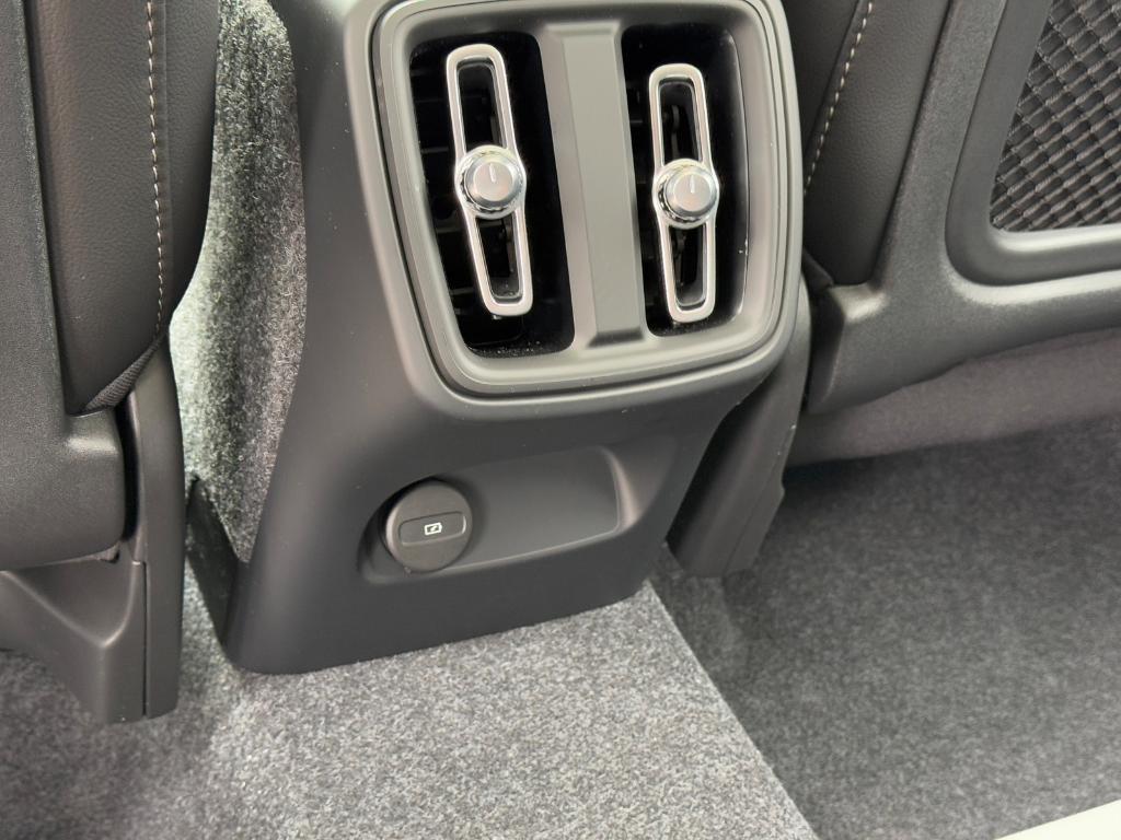 new 2025 Volvo XC40 car