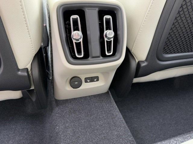 new 2025 Volvo XC40 car