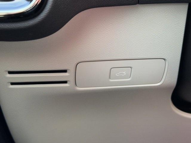 new 2025 Volvo XC40 car