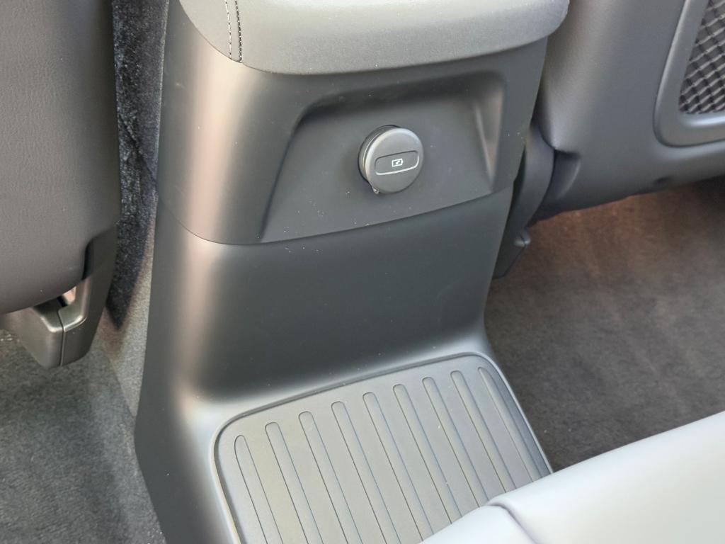 new 2025 Volvo XC90 Plug-In Hybrid car