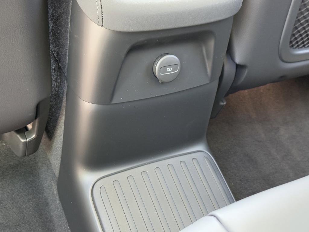 new 2025 Volvo XC90 Plug-In Hybrid car