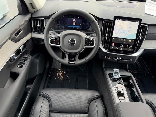new 2025 Volvo XC90 Plug-In Hybrid car
