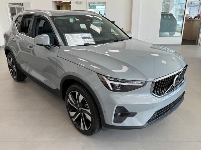 new 2025 Volvo XC40 car