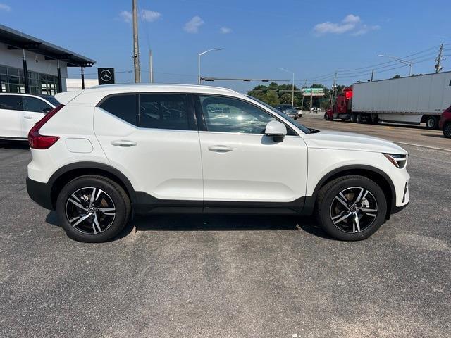 new 2025 Volvo XC40 car