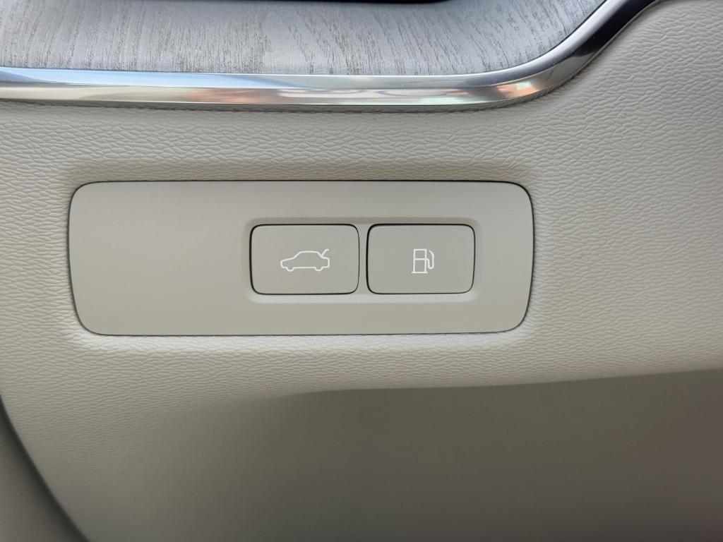 new 2025 Volvo XC60 Plug-In Hybrid car