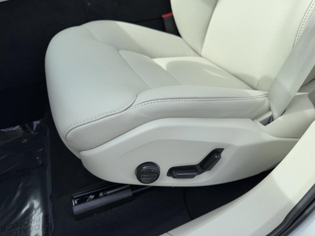 new 2025 Volvo XC60 Plug-In Hybrid car