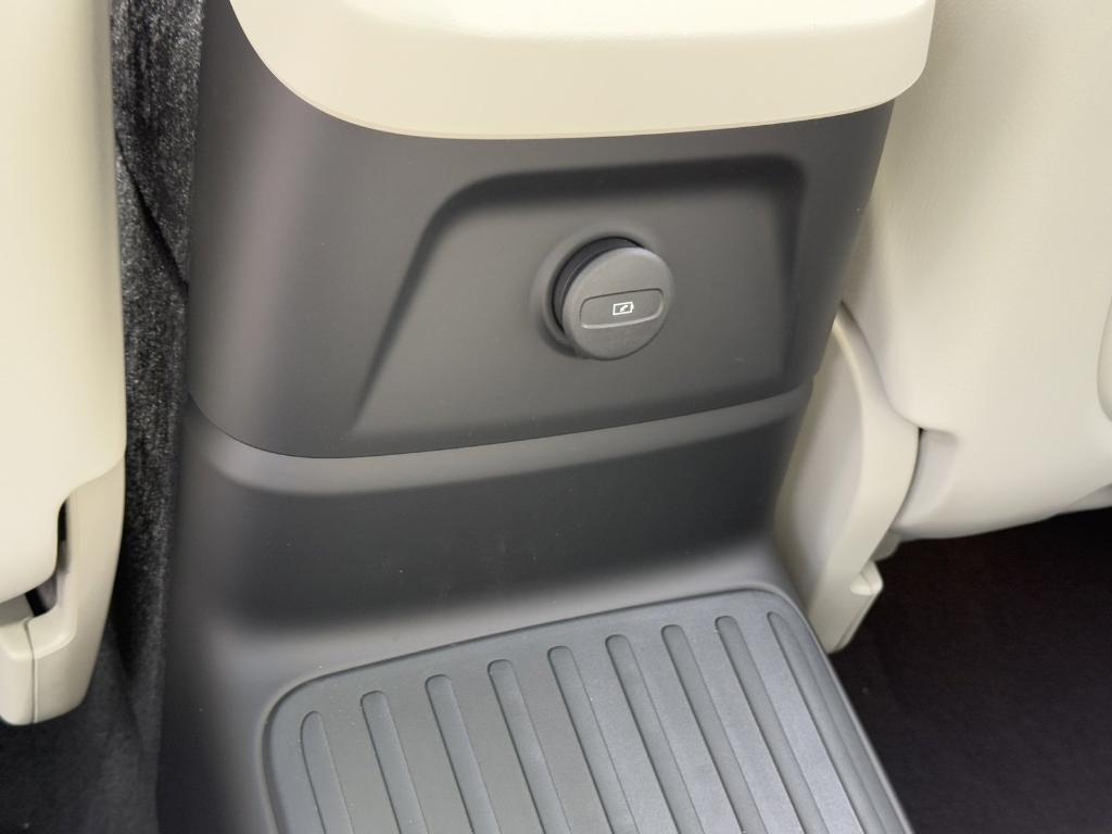 new 2025 Volvo XC60 Plug-In Hybrid car