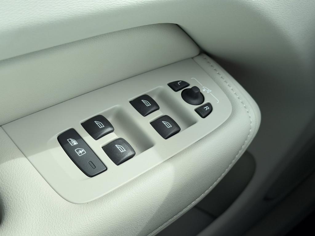 new 2025 Volvo XC60 Plug-In Hybrid car